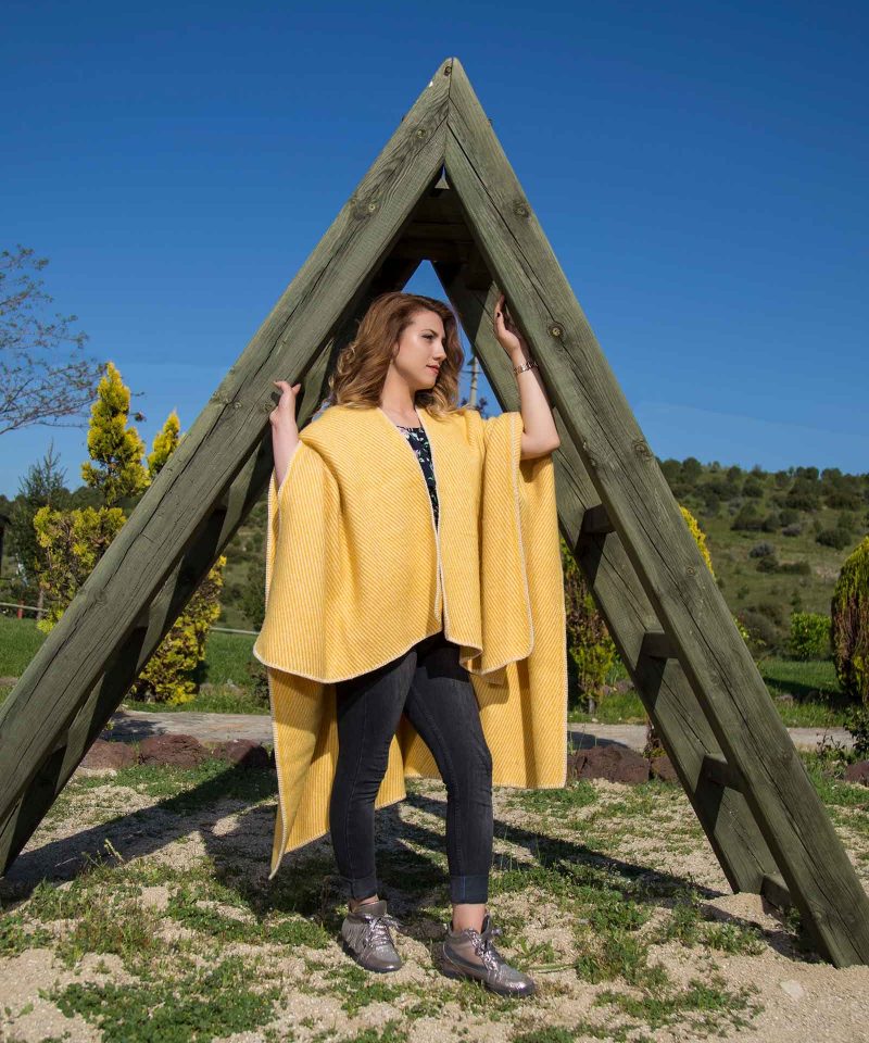 Woll-Poncho gelb